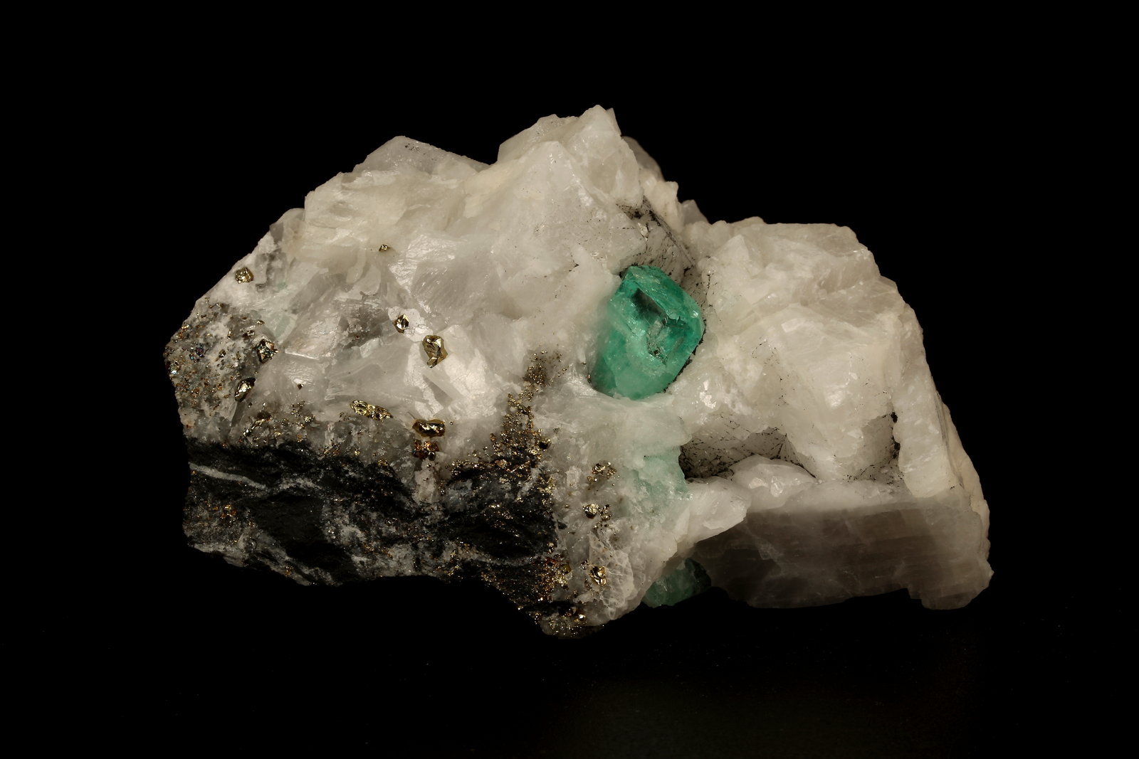 Beryl (variety emerald), Calcite, Pyrite
65x49x45mm, xl=8x6mm
(Autor: Fiebre Verde)