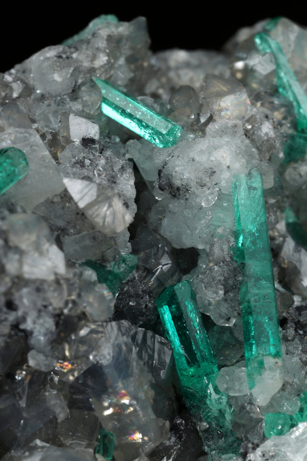 Beryl (variety emerald), Calcite, Dolomite
51x39x33mm, xls up to 12mm
(Autor: Fiebre Verde)