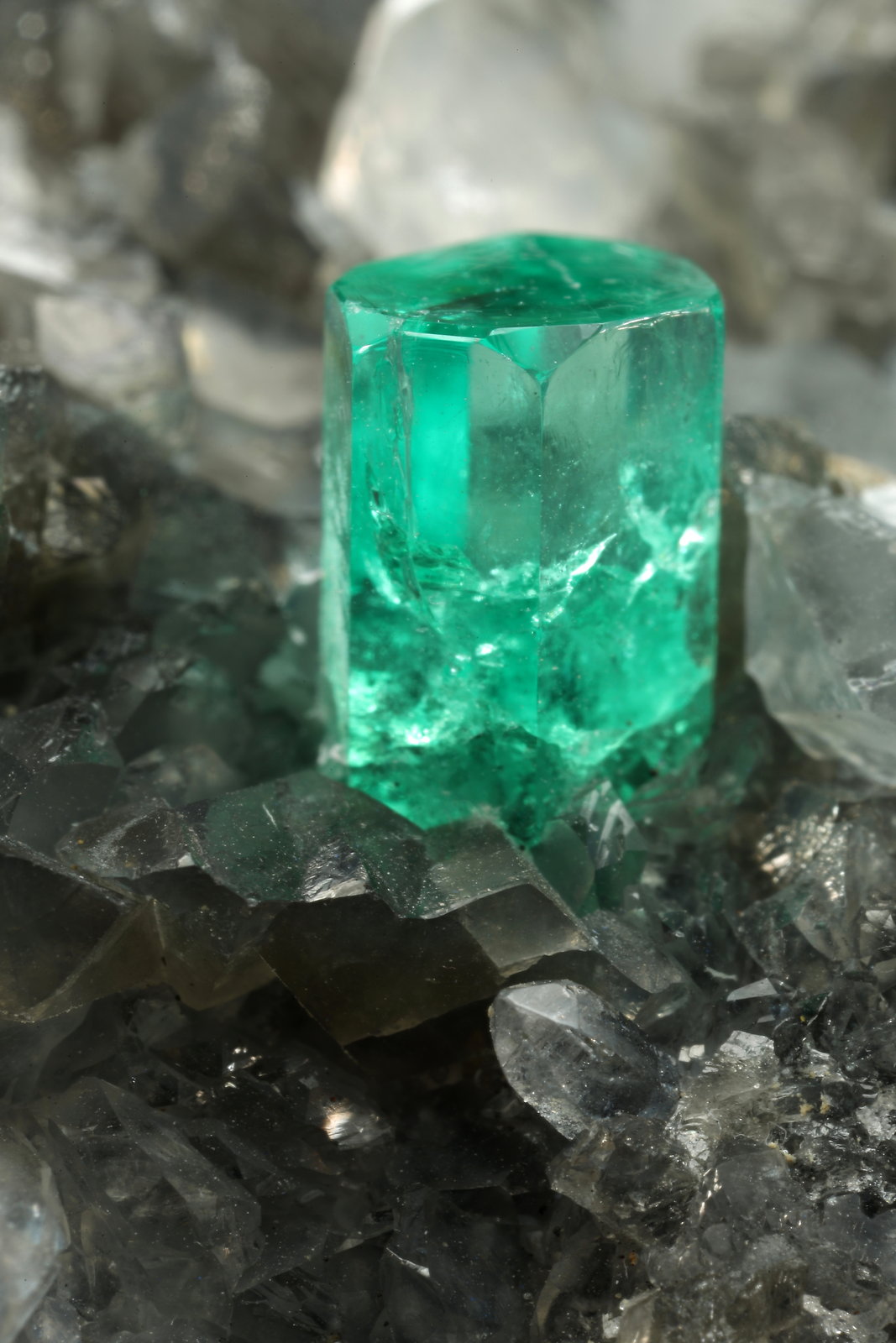 Beryl (variety emerald), Calcite, Dolomite, Pyrite, Quartz
66x49x24mm, main xl=6x4mm
(Autor: Fiebre Verde)