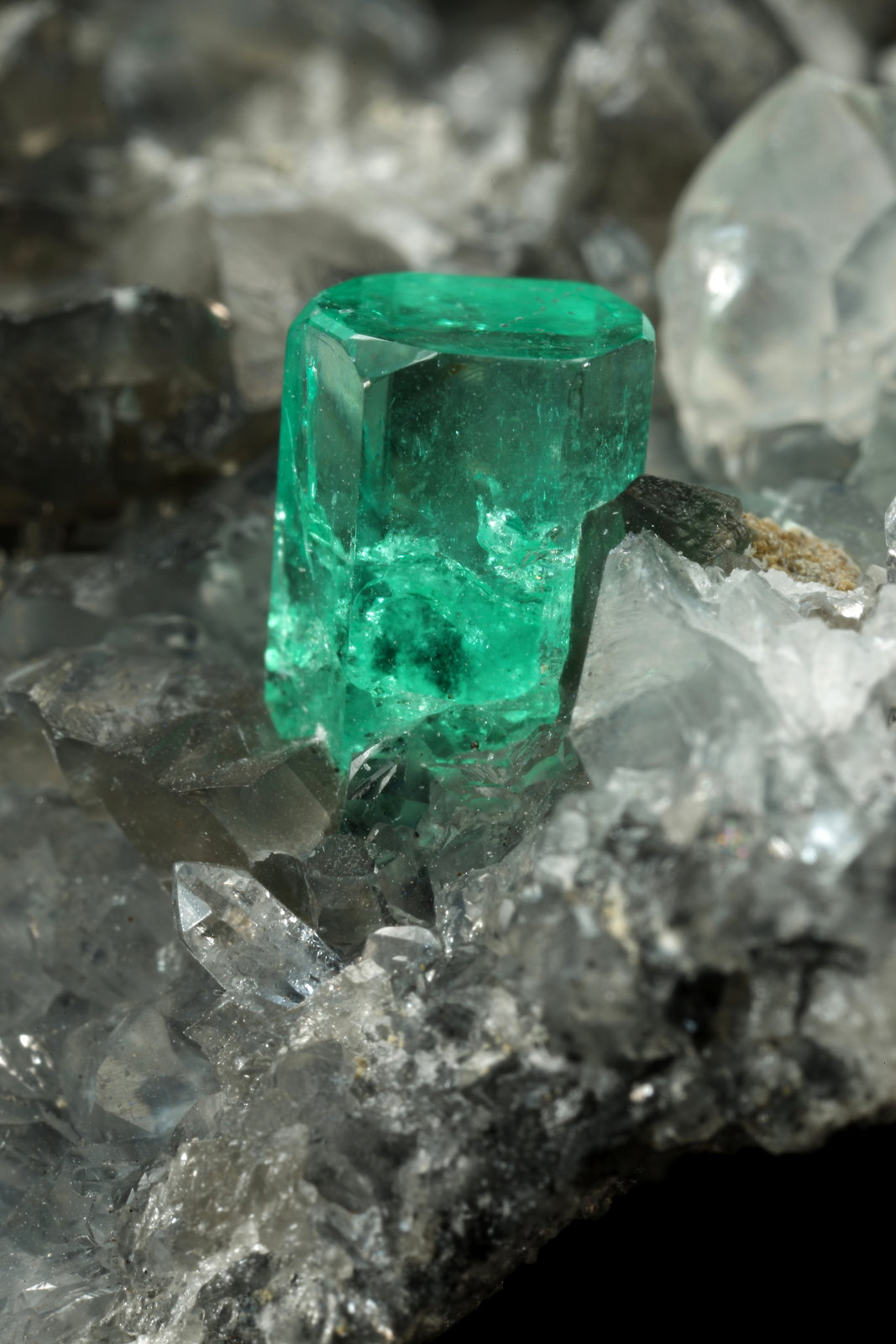 Beryl (variety emerald), Calcite, Dolomite, Pyrite, Quartz
66x49x24mm, main xl=6x4mm
(Autor: Fiebre Verde)