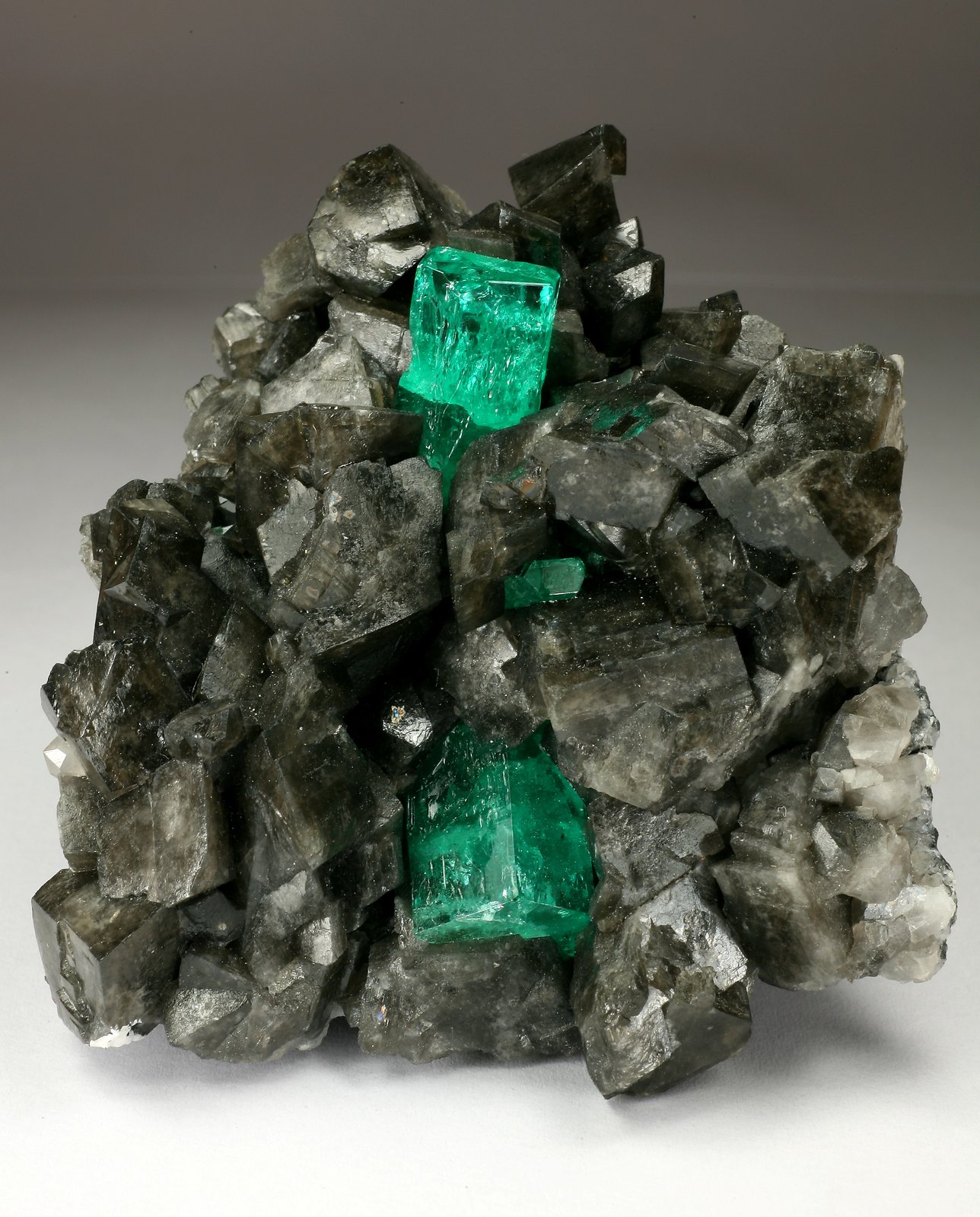 Beryl (variety emerald), Calcite
68x62x40mm, xl=15mm
(Autor: Fiebre Verde)