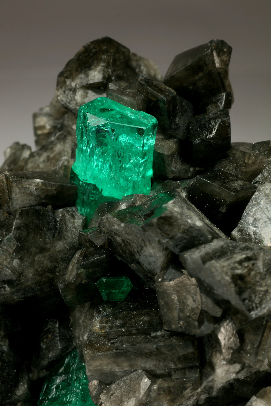 Beryl (variety emerald), Calcite
68x62x40mm, xl=15mm
(Autor: Fiebre Verde)