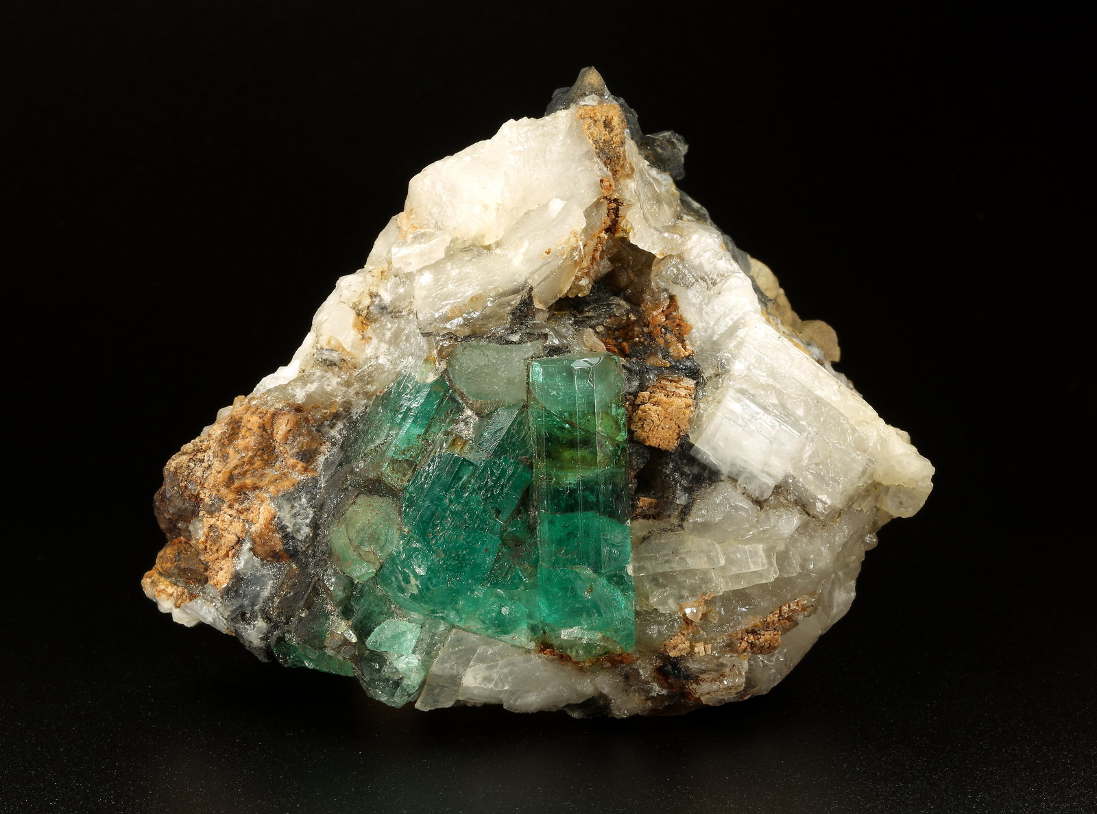 Beryl (variety emerald), Calcite
90x73x63mm, main xl=33mm
(Autor: Fiebre Verde)