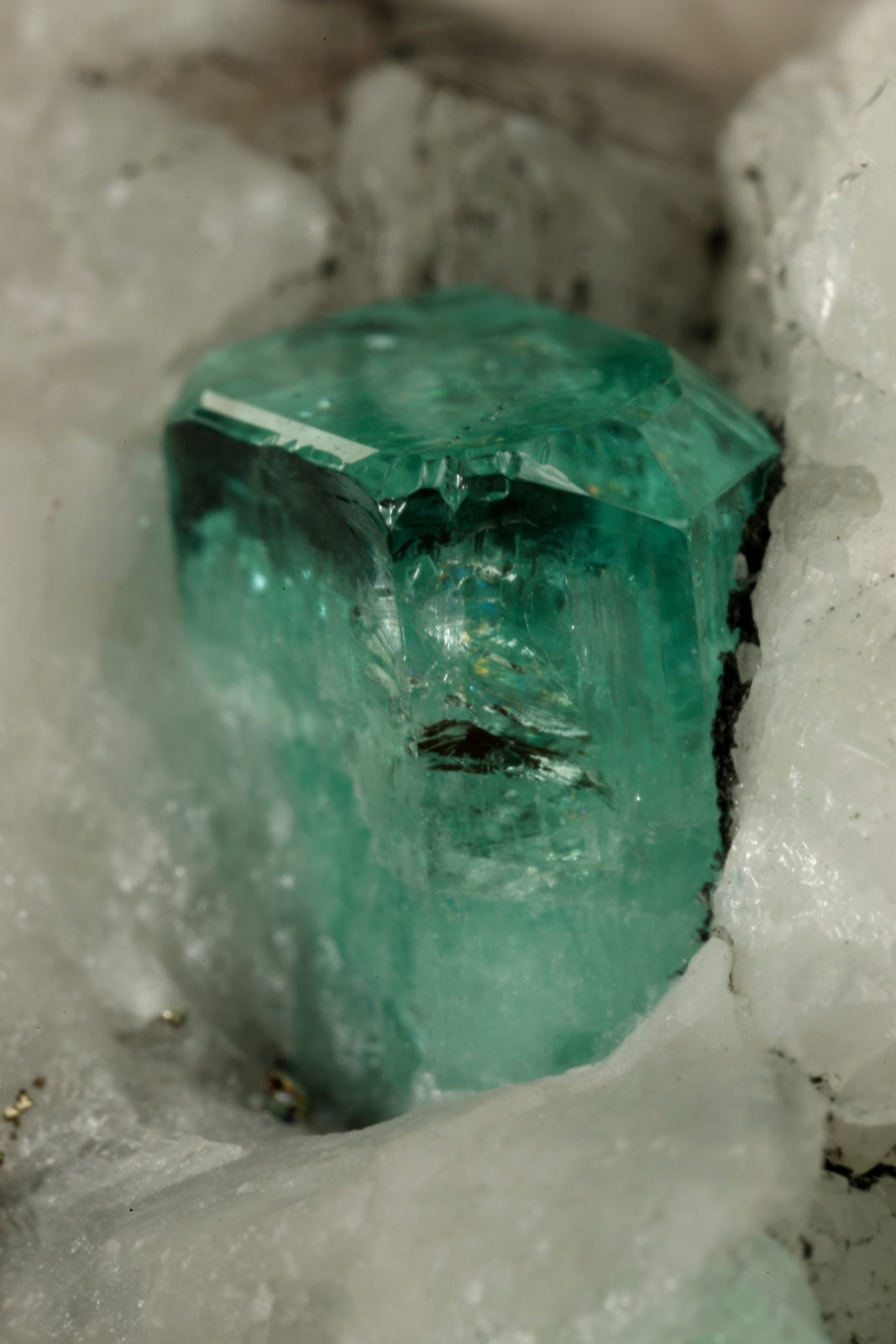 Beryl (variety emerald), Calcite, Pyrite
65x49x45mm, xl=8x6mm
(Autor: Fiebre Verde)