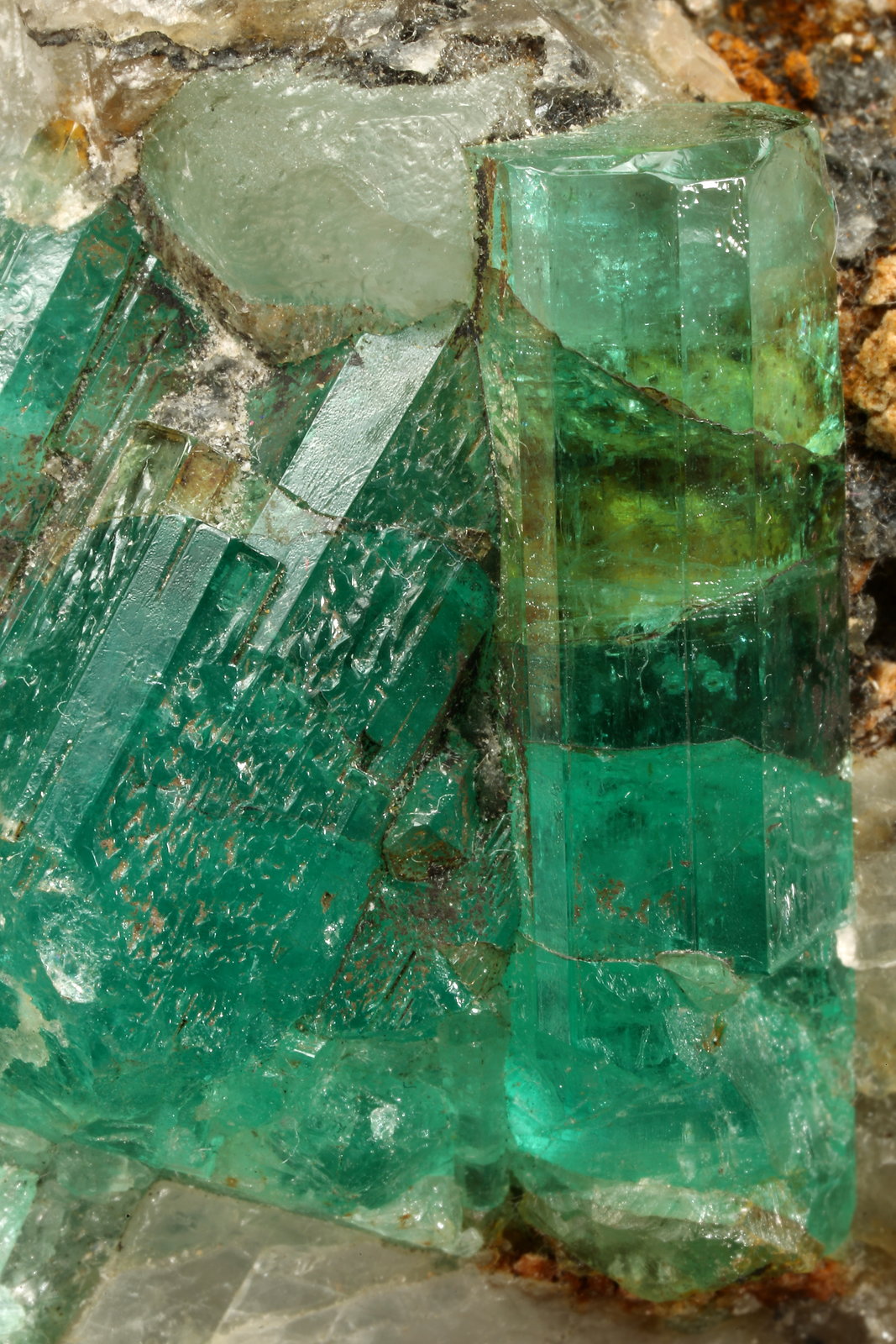 Beryl (variety emerald), Calcite
90x73x63mm, main xl=33mm
(Autor: Fiebre Verde)