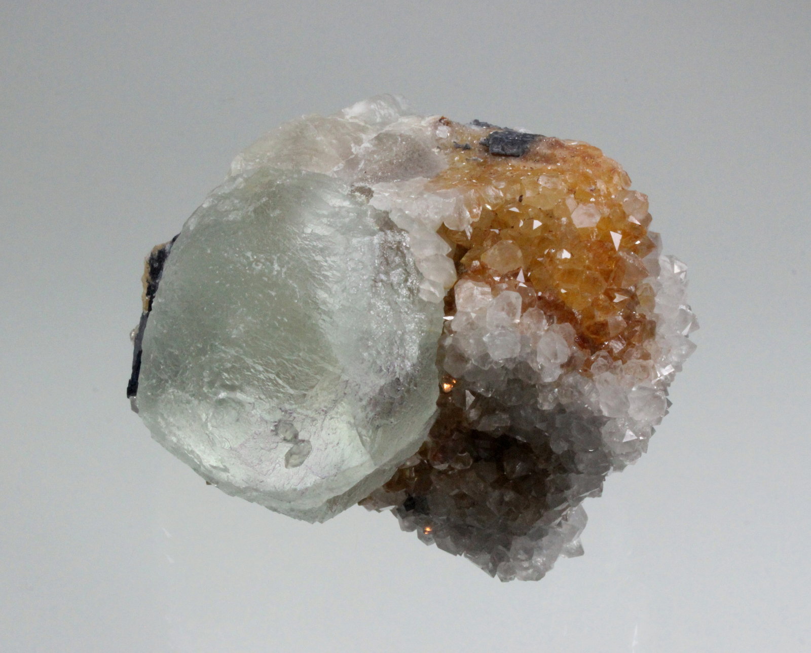 Fluorite, Quartz, Galena
90 mm x 75 mm x 70 mm
(Autor: Don Lum)