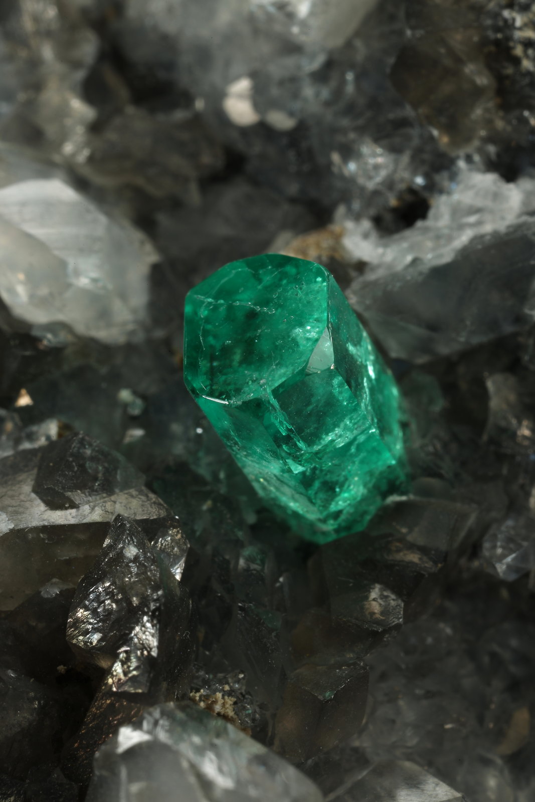 Beryl (variety emerald), Calcite, Dolomite, Pyrite, Quartz
66x49x24mm, main xl=6x4mm
(Autor: Fiebre Verde)