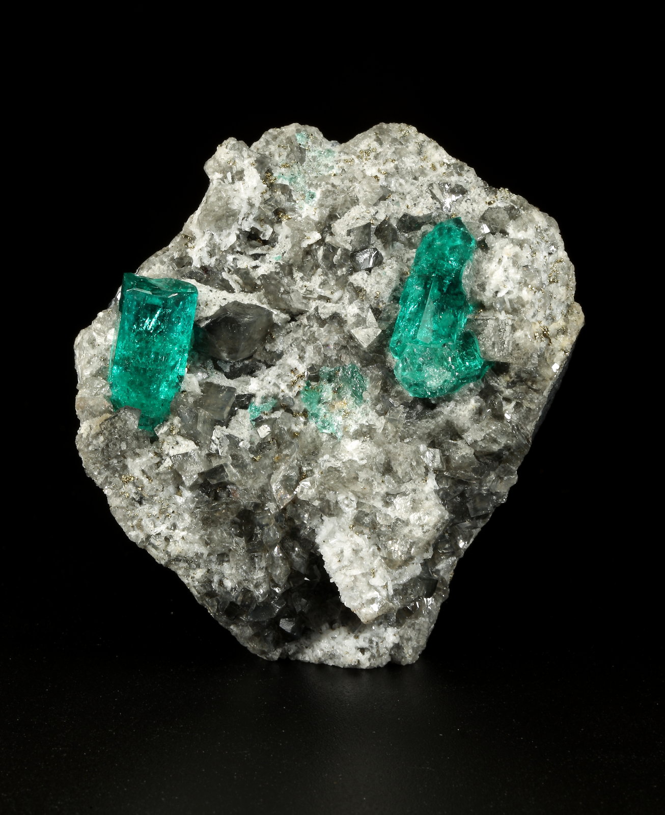 Beryl (variety emerald), Albite (variety cleavelandite), Dolomite, Pyrite
52x54x30mm, xls=18 & 16mm
(Autor: Fiebre Verde)