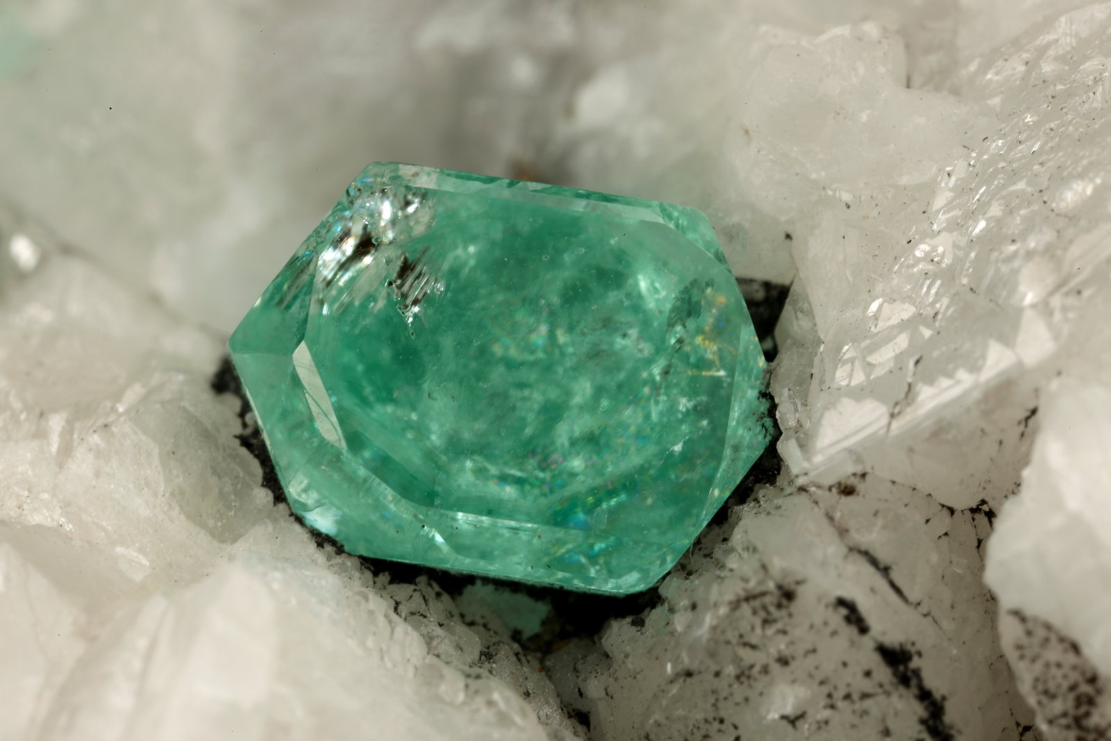 Beryl (variety emerald), Calcite, Pyrite
65x49x45mm, xl=8x6mm
(Autor: Fiebre Verde)