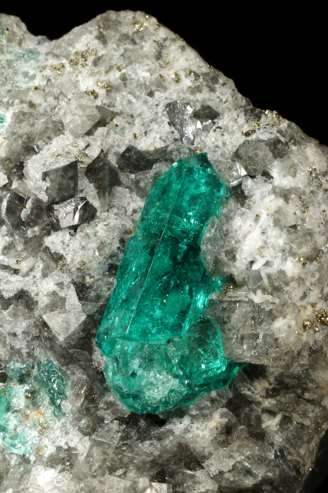 Beryl (variety emerald), Albite (variety cleavelandite), Dolomite, Pyrite
52x54x30mm, xls=18 & 16mm
(Autor: Fiebre Verde)