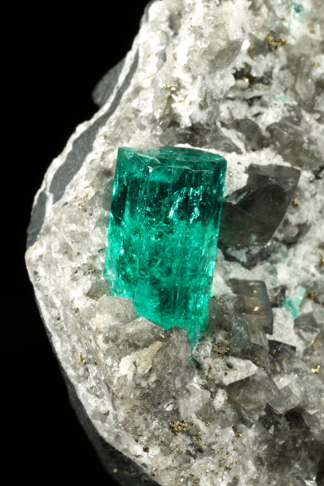 Beryl (variety emerald), Albite (variety cleavelandite), Dolomite, Pyrite
52x54x30mm, xls=18 & 16mm
(Autor: Fiebre Verde)