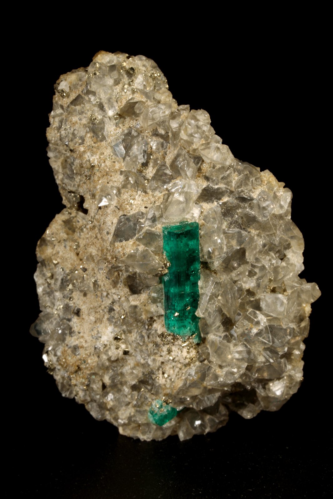 Beryl (variety emerald), Dolomite, Pyrite
30x29x41mm, main xl=10mm
(Autor: Fiebre Verde)