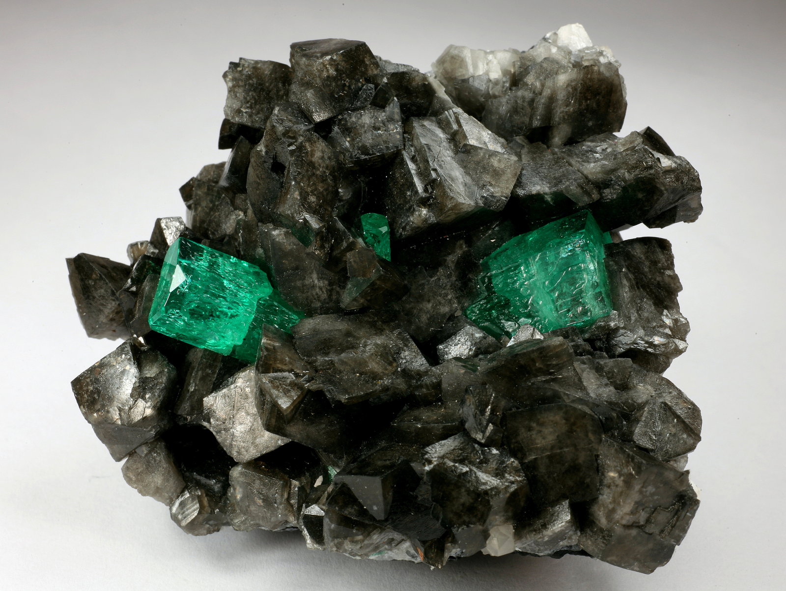 Beryl (variety emerald), Calcite
68x62x40mm, xl=15mm
(Autor: Fiebre Verde)