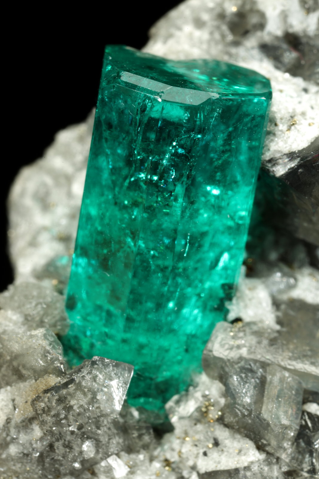 Beryl (variety emerald), Albite (variety cleavelandite), Dolomite, Pyrite
52x54x30mm, xls=18 & 16mm
(Autor: Fiebre Verde)