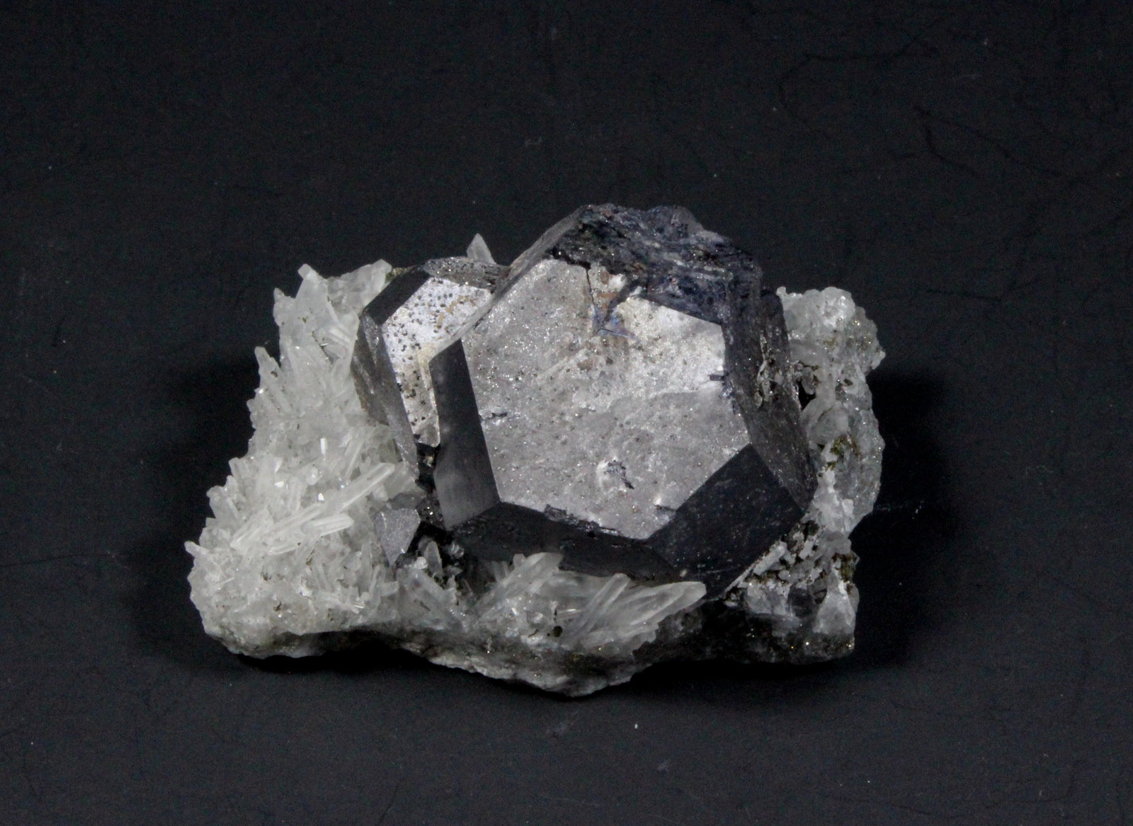 Galena, Quartz
45 mm x 32 mmx 30 mm
(Autor: Don Lum)