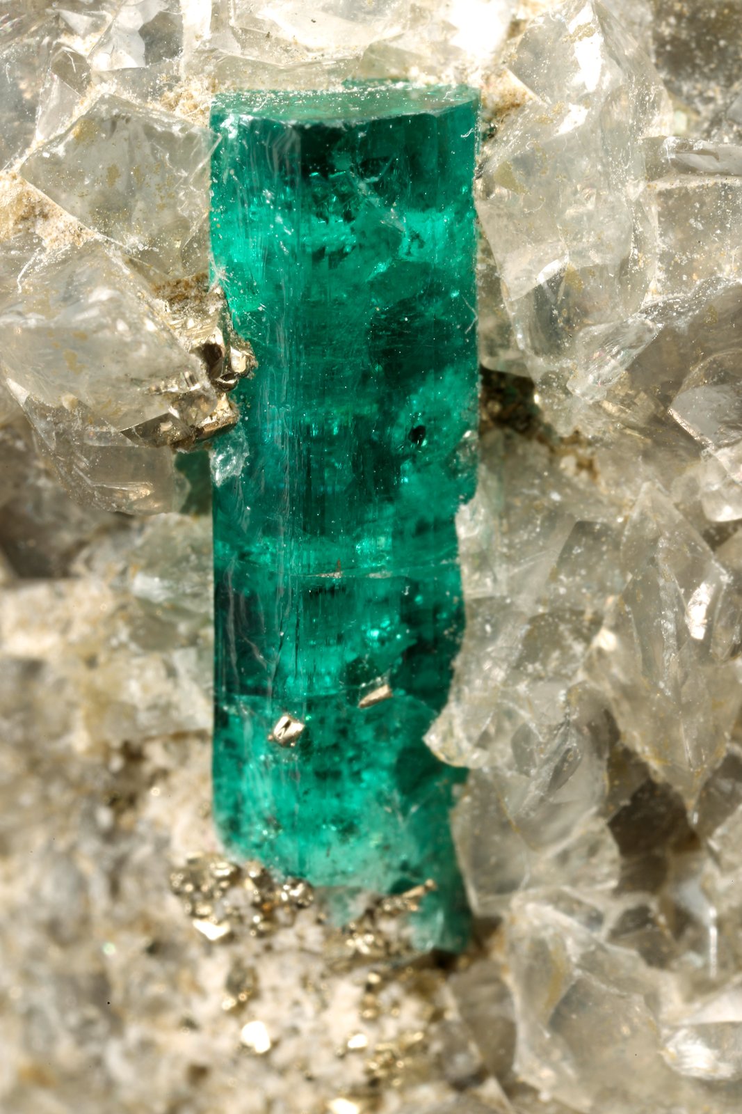 Beryl (variety emerald), Dolomite, Pyrite
30x29x41mm, main xl=10mm
(Autor: Fiebre Verde)