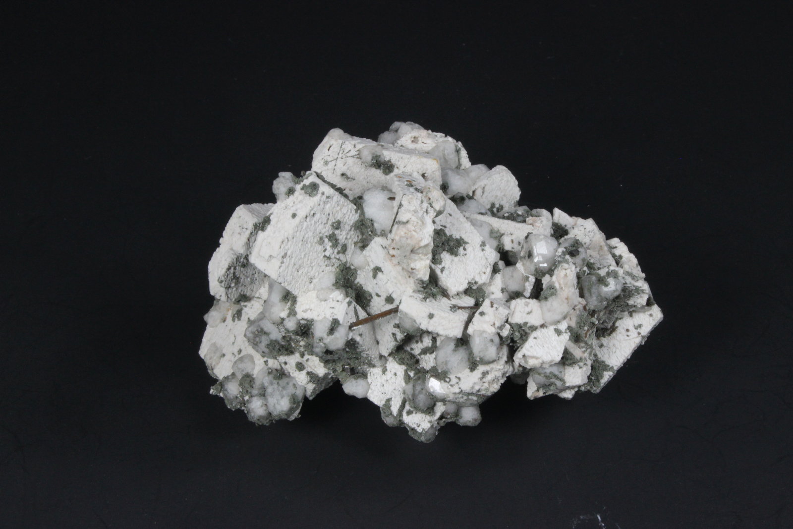 Feldspar, Analcime, Aegerine, Titanite
80 mm x 52 mm x 72 mm
(Autor: Don Lum)