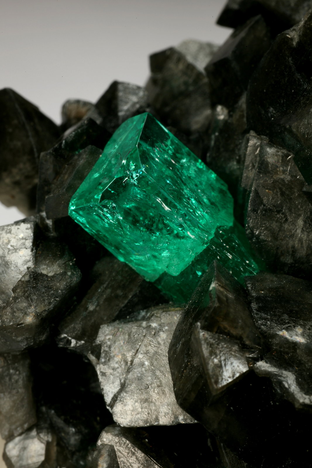 Beryl (variety emerald), Calcite
68x62x40mm, xl=15mm
(Autor: Fiebre Verde)