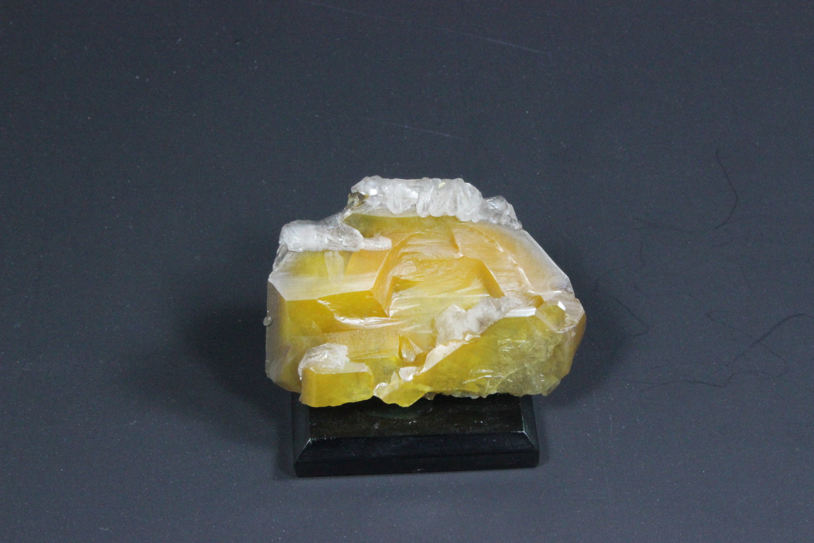 Wulfenite
51 mm x 35 mm x 30 mm
(Autor: Don Lum)