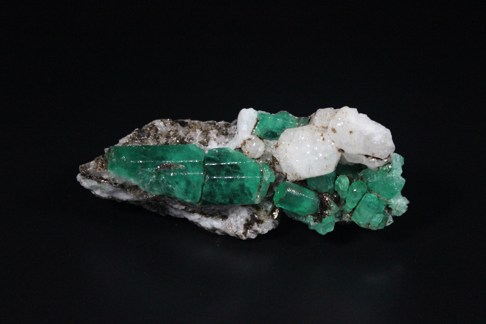Beryl (variety emerald), Quartz
136 mm x 70 mm
(Autor: Don Lum)