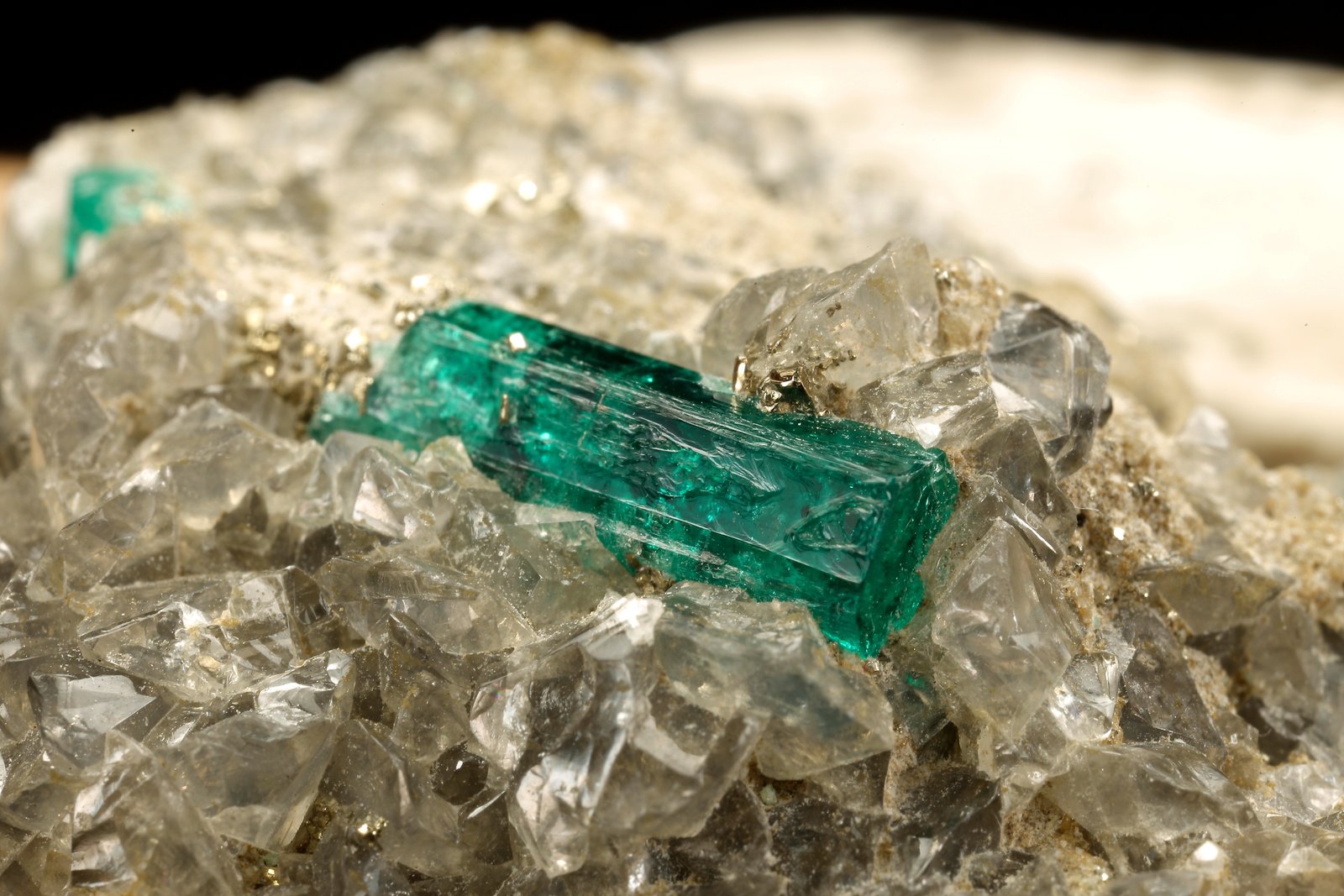 Beryl (variety emerald), Dolomite, Pyrite
30x29x41mm, main xl=10mm
(Autor: Fiebre Verde)