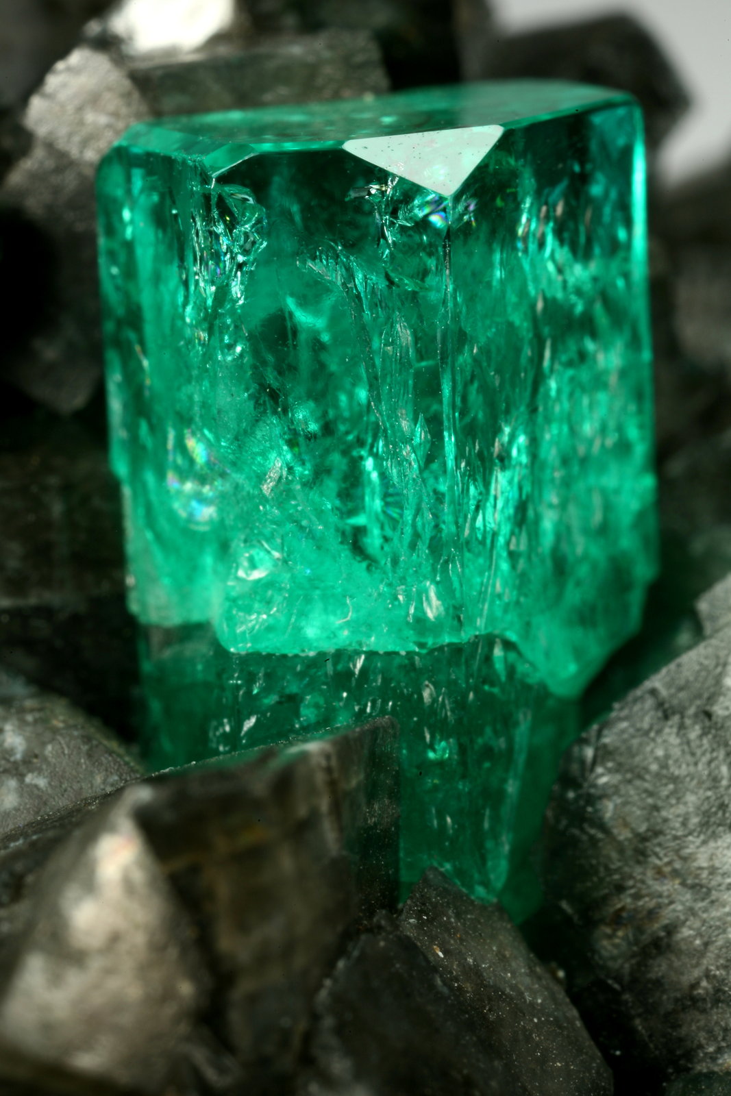 Beryl (variety emerald), Calcite
68x62x40mm, xl=15mm
(Autor: Fiebre Verde)