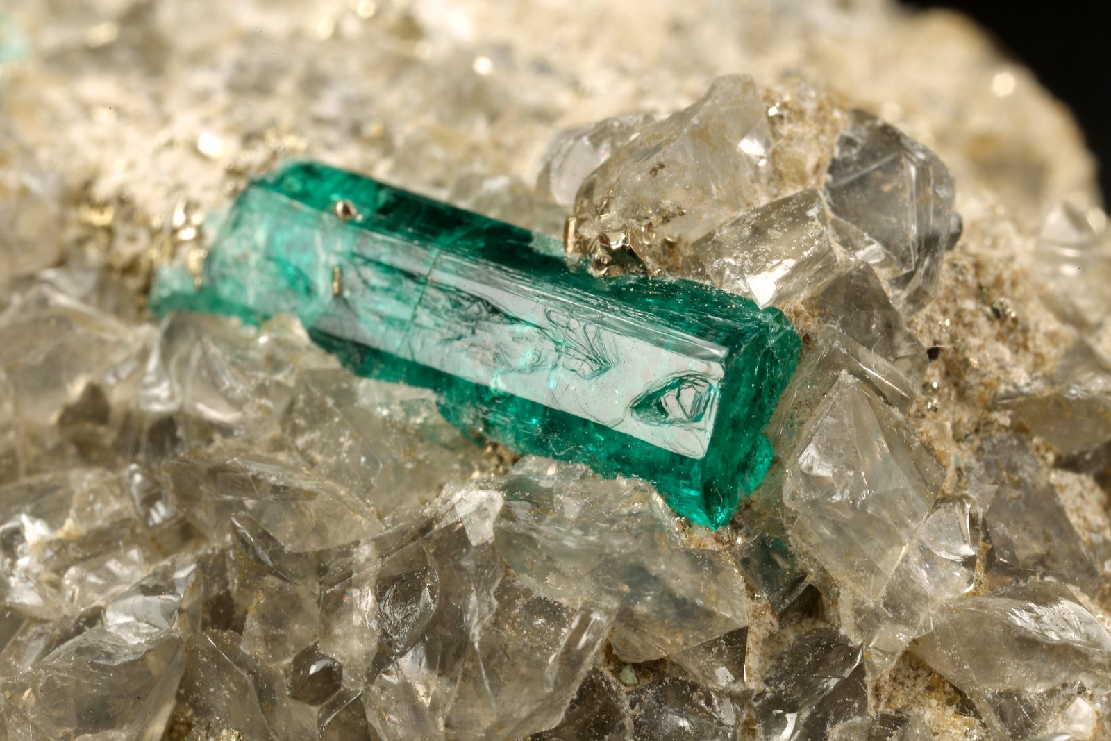 Beryl (variety emerald), Dolomite, Pyrite
30x29x41mm, main xl=10mm
(Autor: Fiebre Verde)