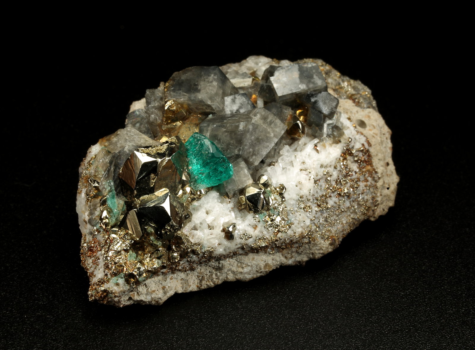 Beryl (variety emerald), Albite (variety cleavelandite), Pyrite, Calcite
47x16x29mm, xl=4mm
(Autor: Fiebre Verde)