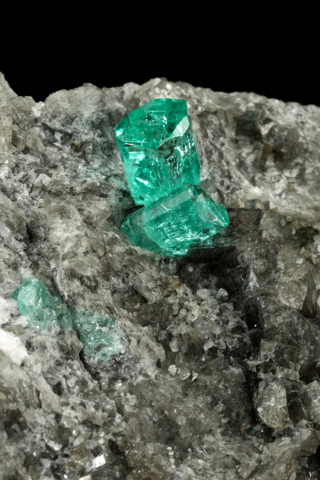 Beryl (variety emerald), Calcite, Dolomite
87x64x61mm, largest xl=5mm
(Autor: Fiebre Verde)