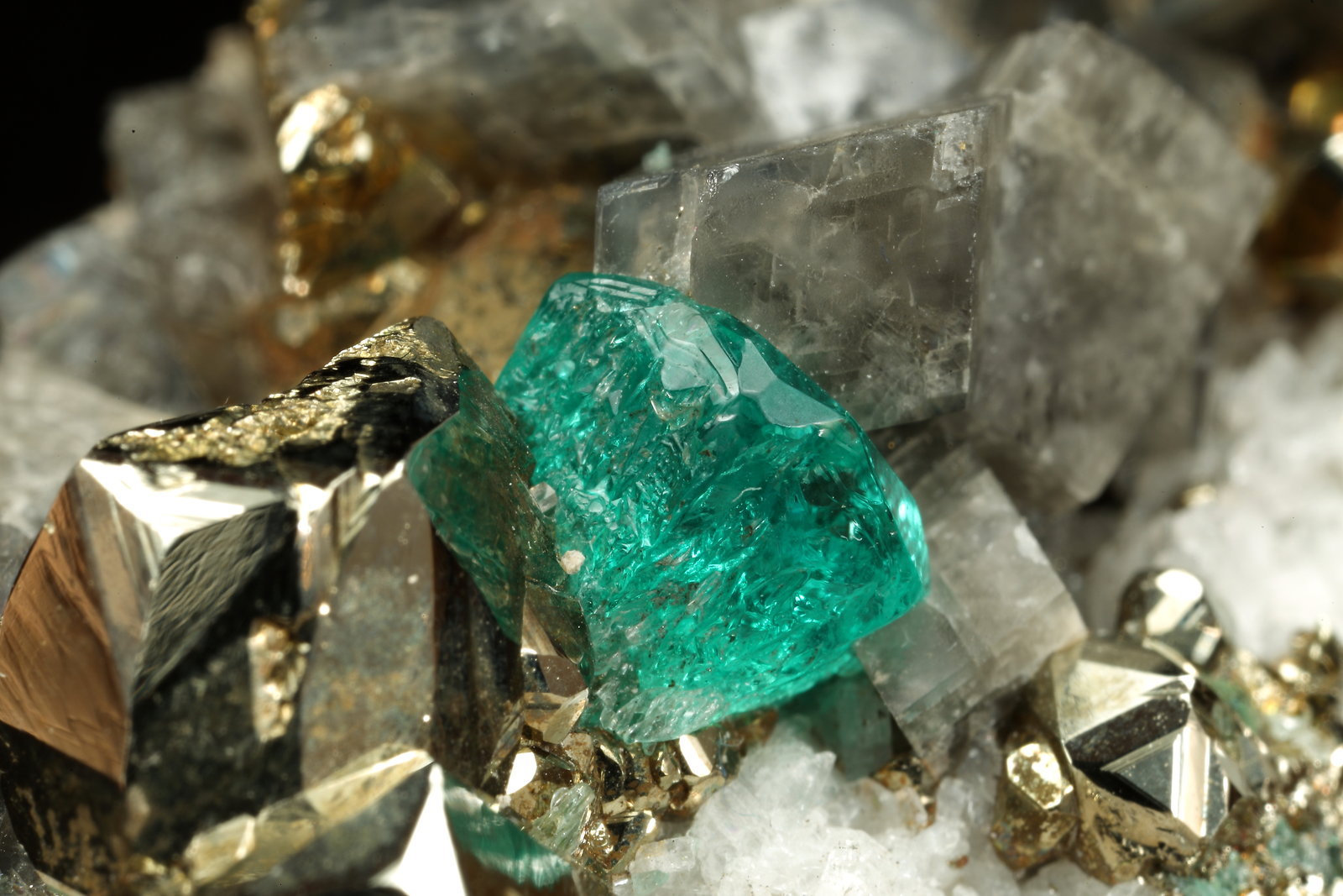 Beryl (variety emerald), Albite (variety cleavelandite), Pyrite, Calcite
47x16x29mm, xl=4mm
(Autor: Fiebre Verde)