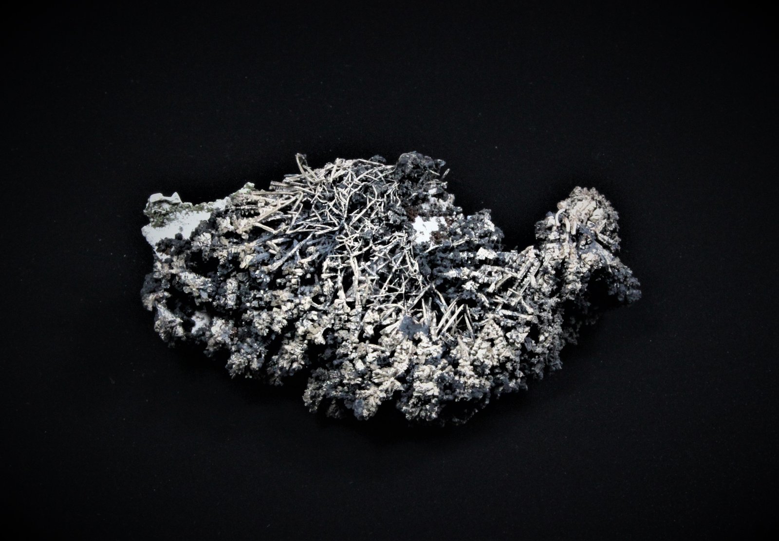 Silver, Acanthite, Calcite
76 mm x 42 mm x 27 mm
(Autor: Don Lum)