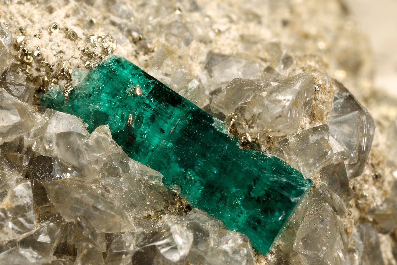 Beryl (variety emerald), Dolomite, Pyrite
30x29x41mm, main xl=10mm
(Autor: Fiebre Verde)