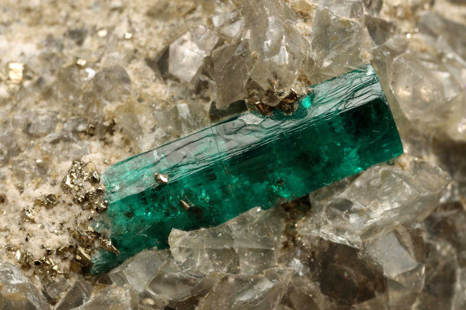 Beryl (variety emerald), Dolomite, Pyrite
30x29x41mm, main xl=10mm
(Autor: Fiebre Verde)