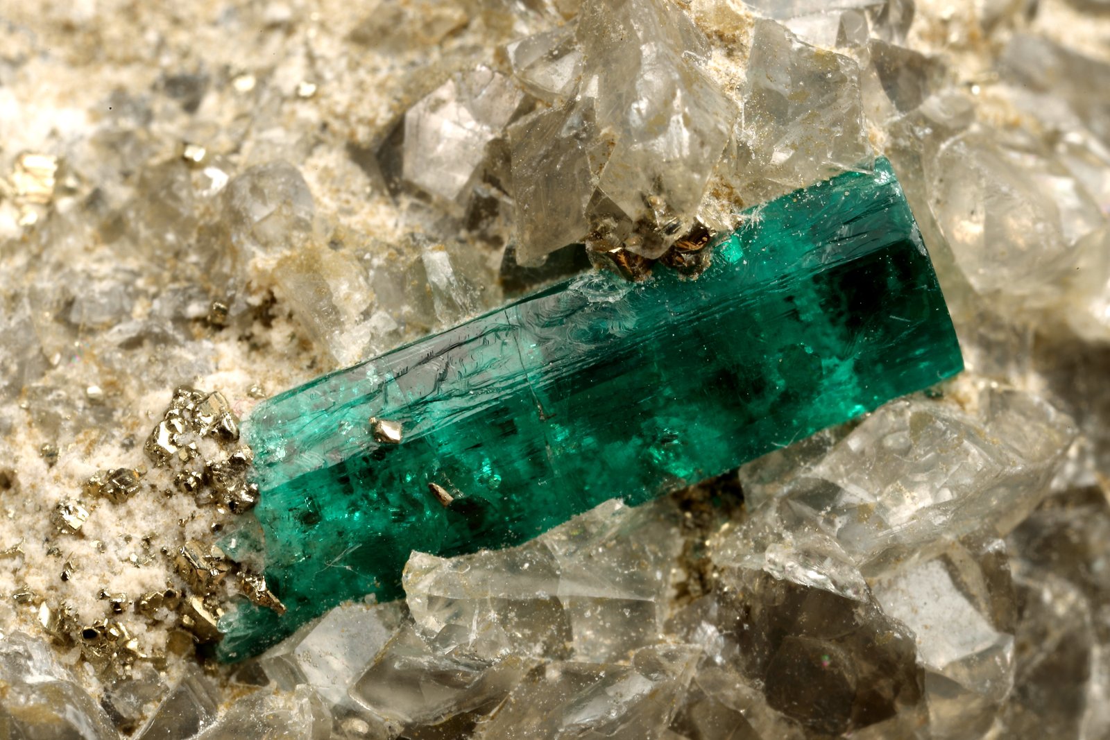 Beryl (variety emerald), Dolomite, Pyrite
30x29x41mm, main xl=10mm
(Autor: Fiebre Verde)