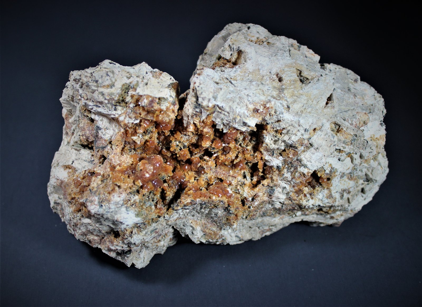 Stilbite, Aegerine, Analcime, Orthoclase
185 mm x 122 mm x 62 mm
(Autor: Don Lum)
