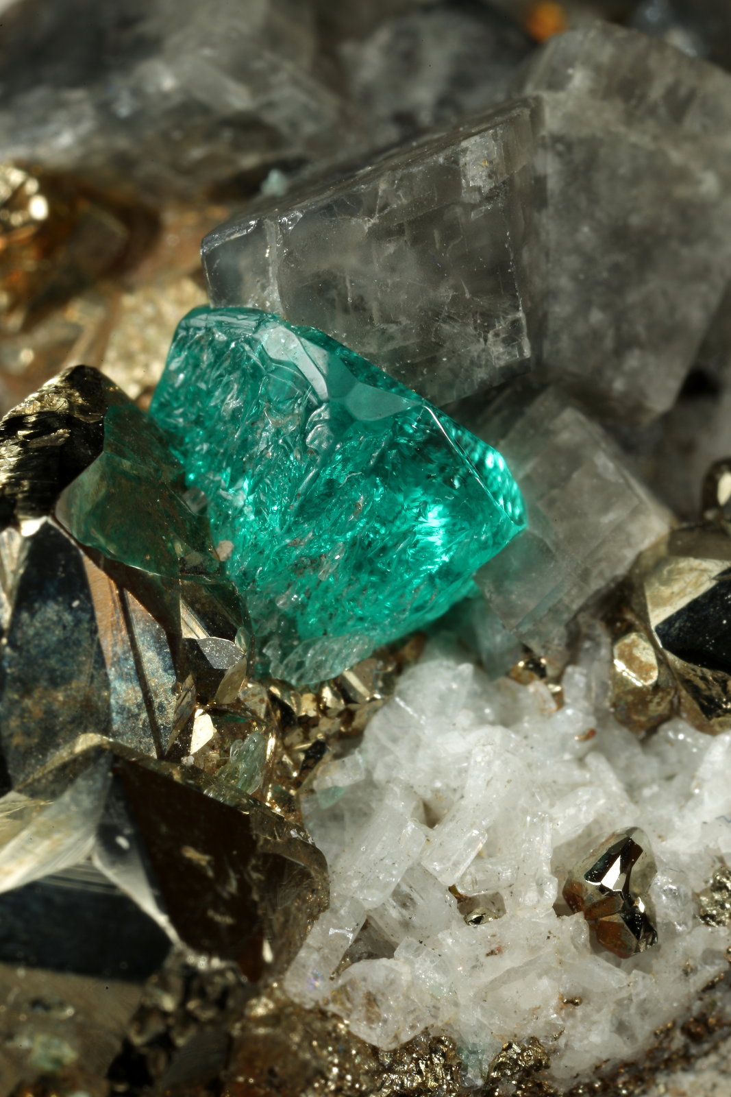 Beryl (variety emerald), Albite (variety cleavelandite), Pyrite, Calcite
47x16x29mm, xl=4mm
(Autor: Fiebre Verde)