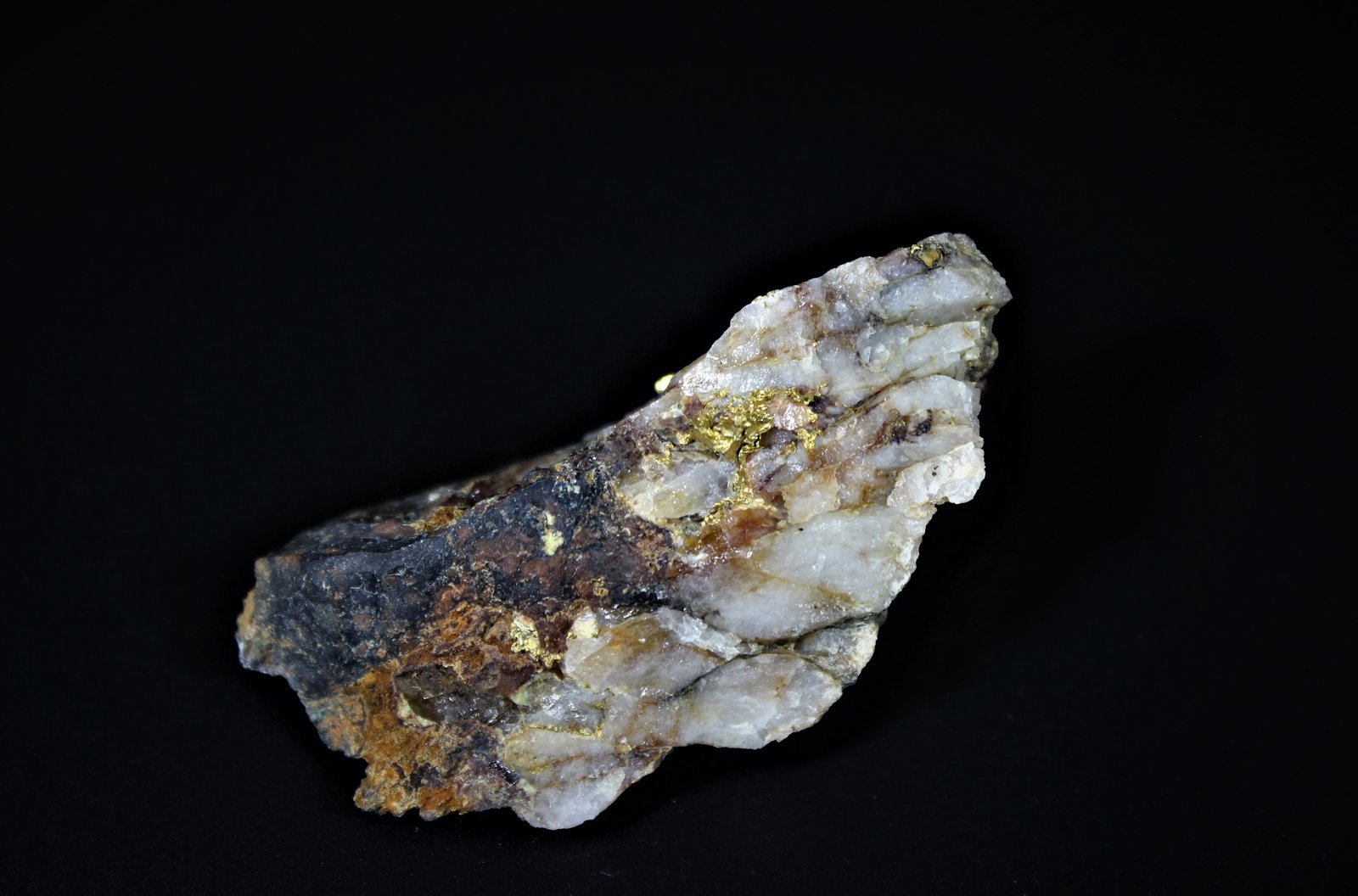 Gold, Quartz
71 mm x 37 mm x 31 mm
(Autor: Don Lum)