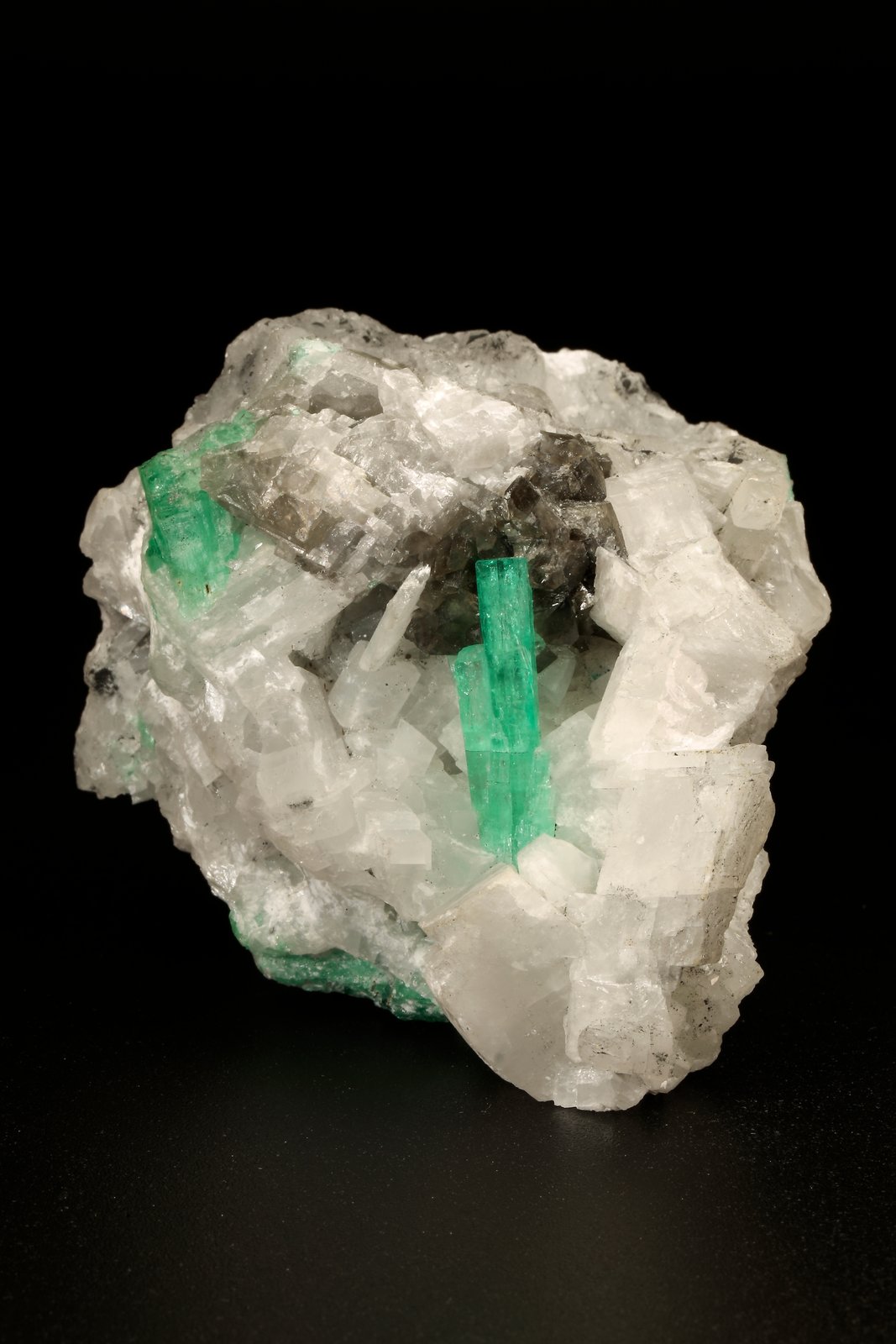 Beryl (variety emerald), Calcite
51x46x46mm, cluster=20mm
(Autor: Fiebre Verde)