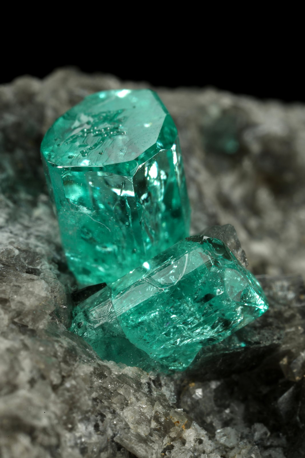 Beryl (variety emerald), Calcite, Dolomite
87x64x61mm, largest xl=5mm
(Autor: Fiebre Verde)