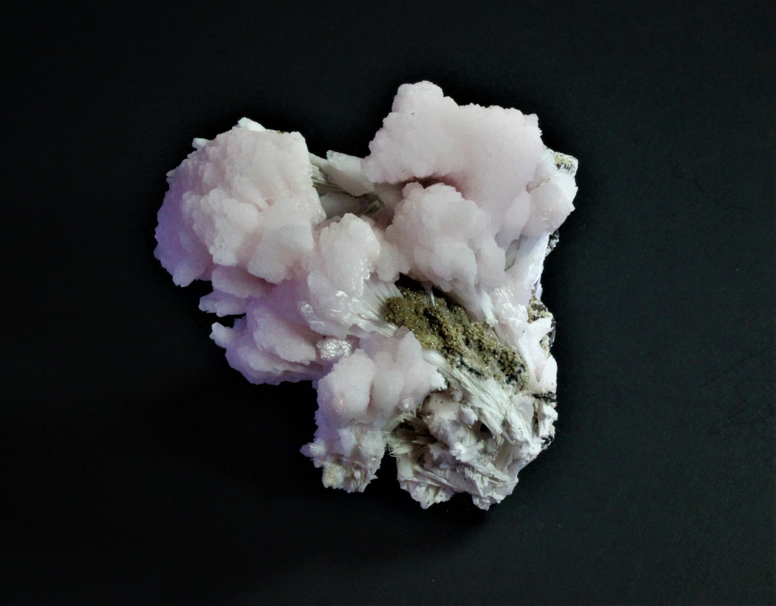 Calcite (variety manganoan calcite)
70 mm x 55 mm x 47 mm
(Autor: Don Lum)