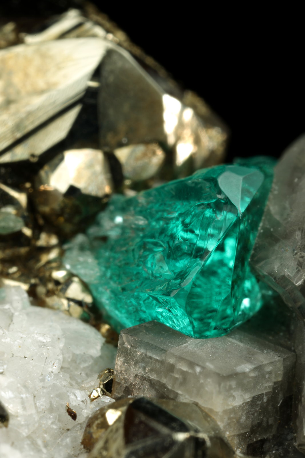 Beryl (variety emerald), Albite (variety cleavelandite), Pyrite, Calcite
47x16x29mm, xl=4mm
(Autor: Fiebre Verde)