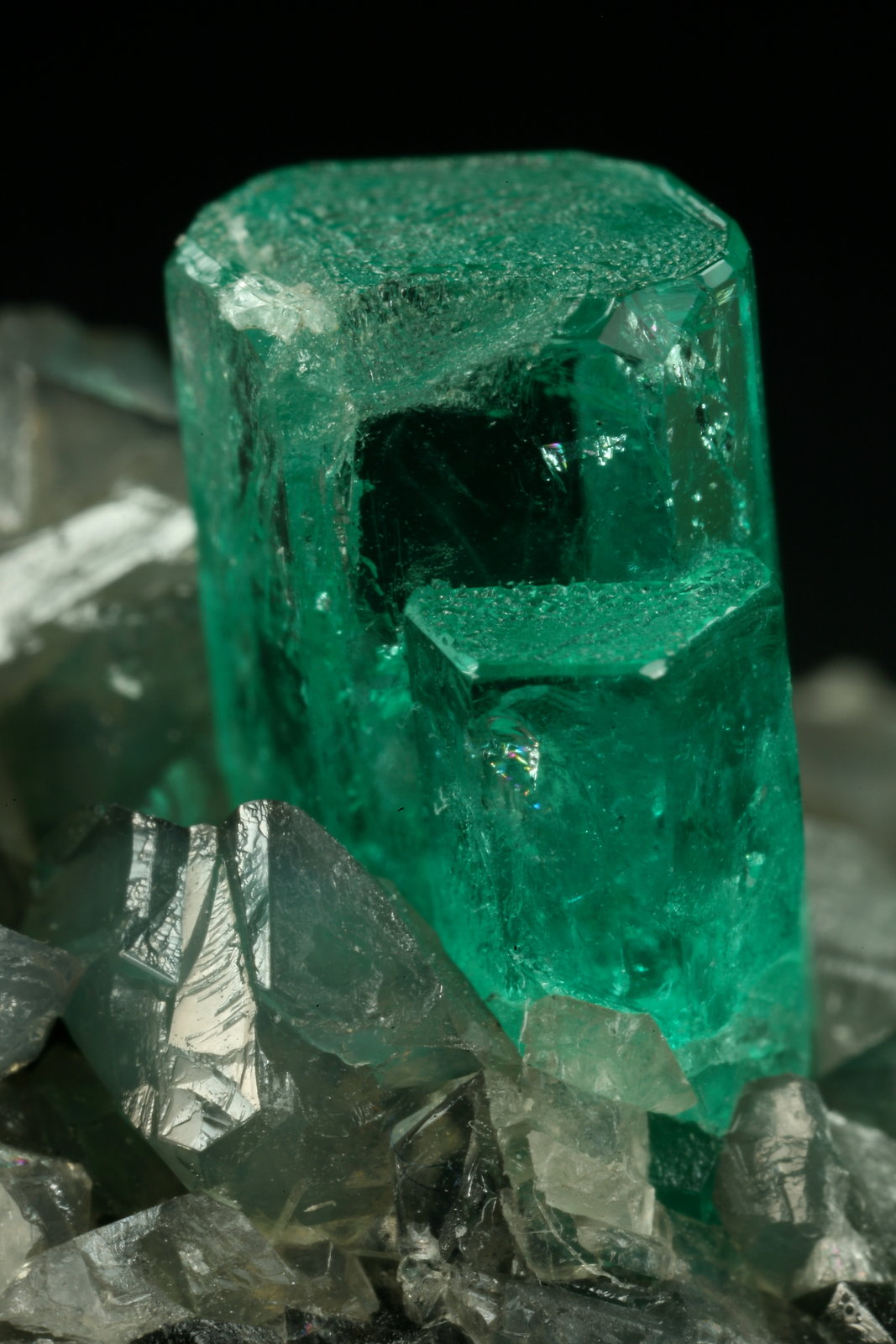 Beryl (variety emerald), Calcite, Dolomite, Pyrite
70x50x55mm, aggregate=10mm
(Autor: Fiebre Verde)