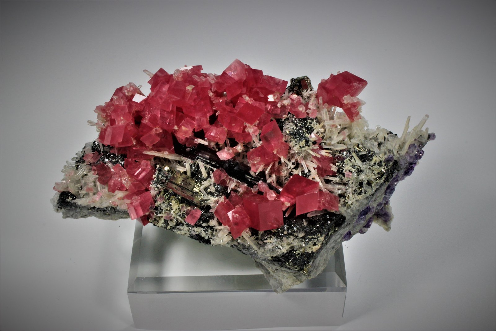 Rhodochrosite, Quartz, Fluorite, Tetrahedrite, Pyrite, Hubnerite
132 mm x 78 mm
(Autor: Don Lum)