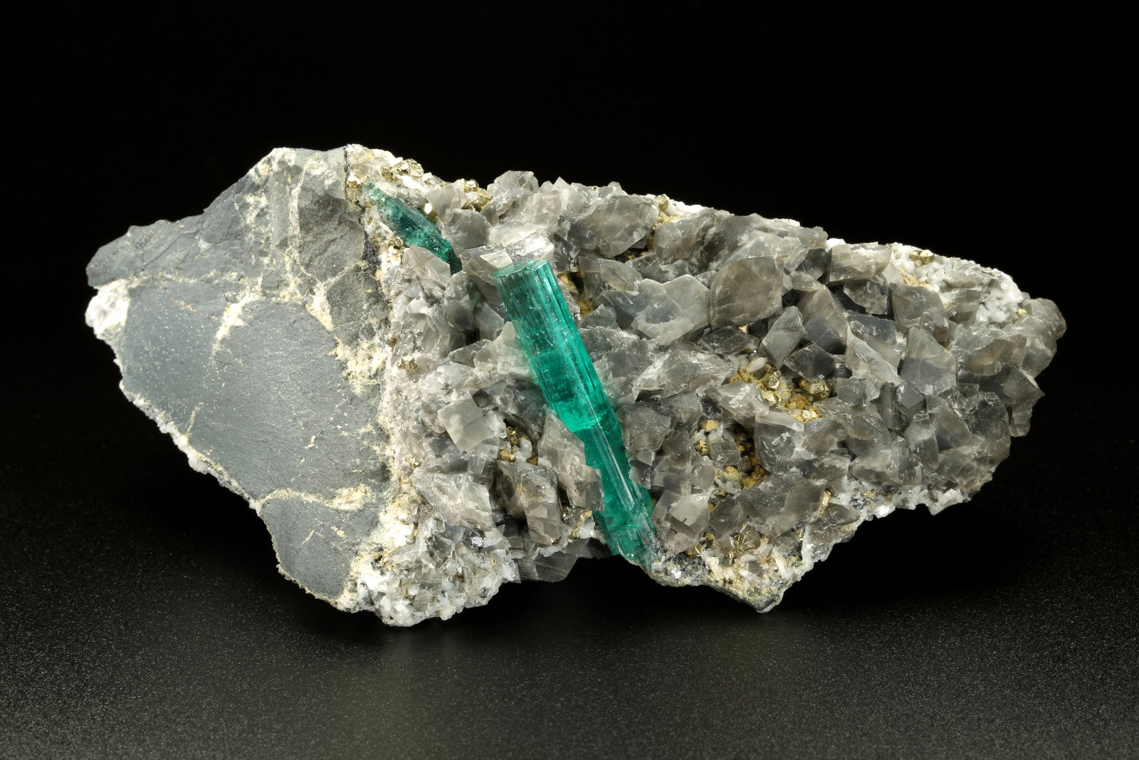 Beryl (variety emerald), Albite (variety cleavelandite), Dolomite, Pyrite
109x41x64mm, main xl=34mm
(Autor: Fiebre Verde)