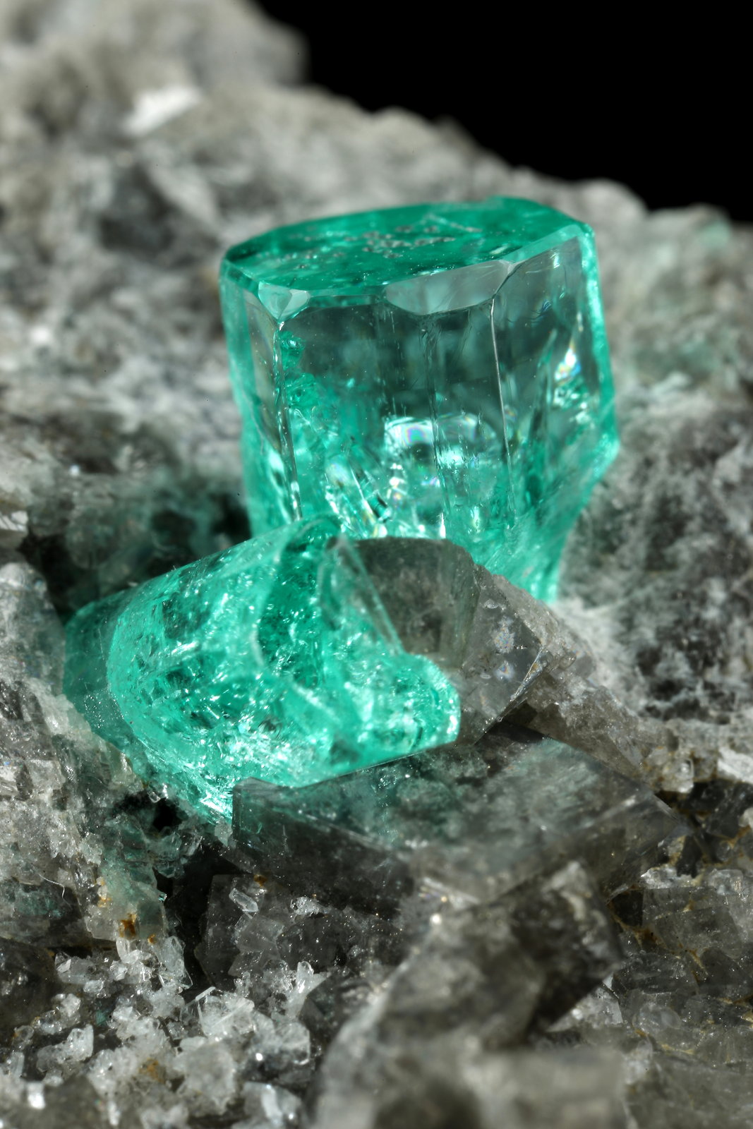 Beryl (variety emerald), Calcite, Dolomite
87x64x61mm, largest xl=5mm
(Autor: Fiebre Verde)