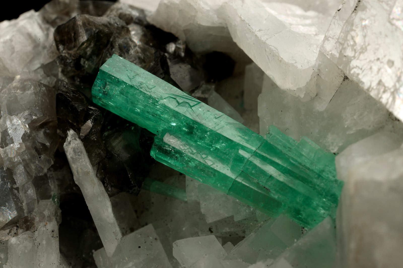 Beryl (variety emerald), Calcite
51x46x46mm, cluster=20mm
(Autor: Fiebre Verde)