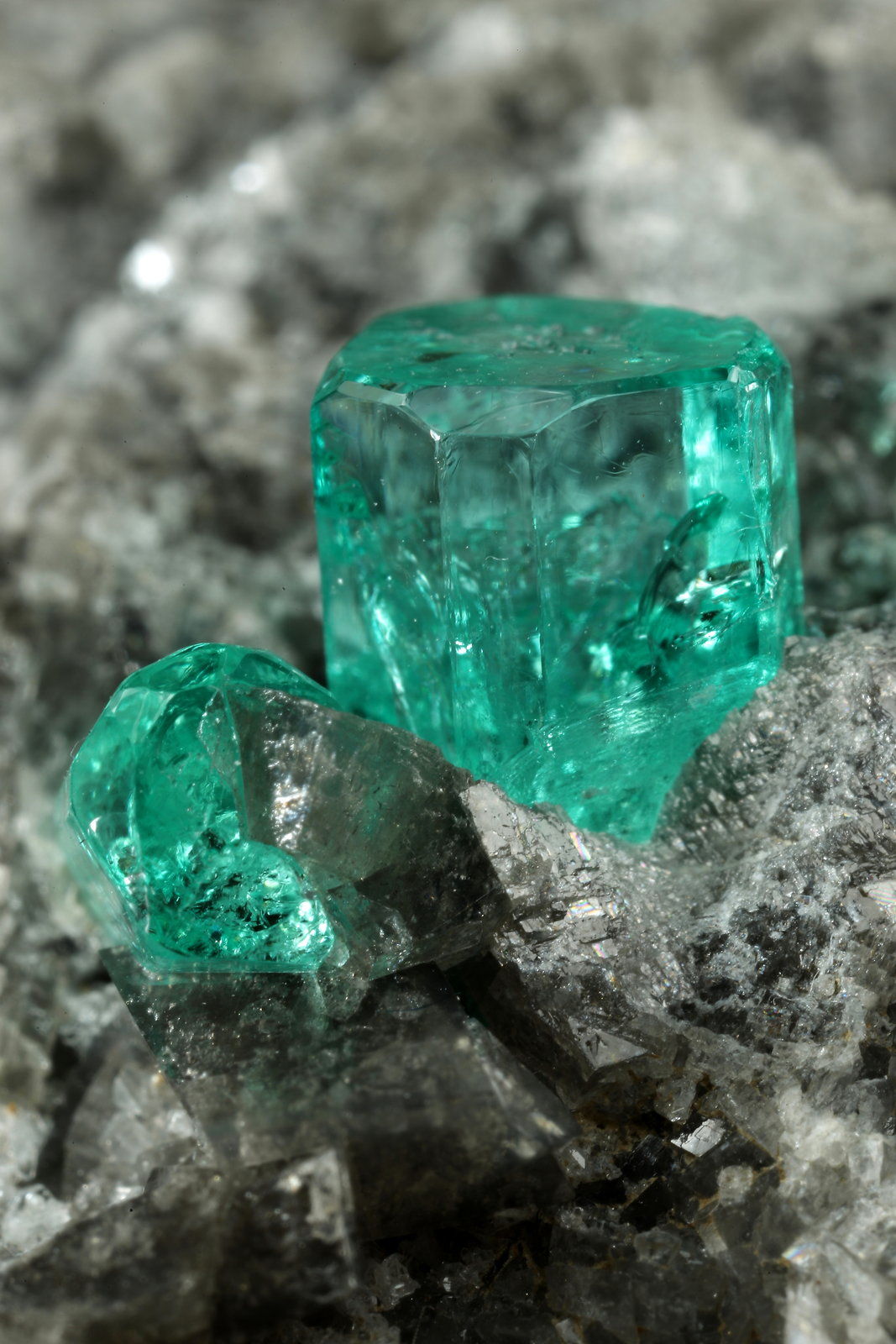 Beryl (variety emerald), Calcite, Dolomite
87x64x61mm, largest xl=5mm
(Autor: Fiebre Verde)