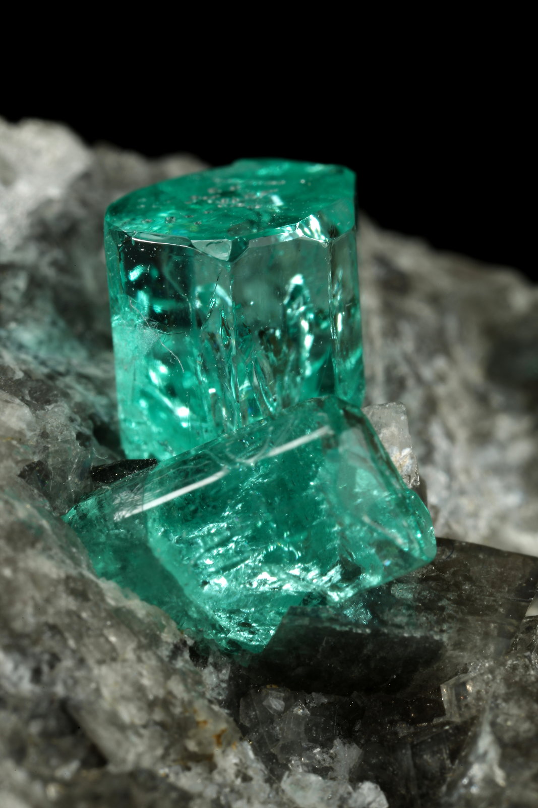 Beryl (variety emerald), Calcite, Dolomite
87x64x61mm, largest xl=5mm
(Autor: Fiebre Verde)