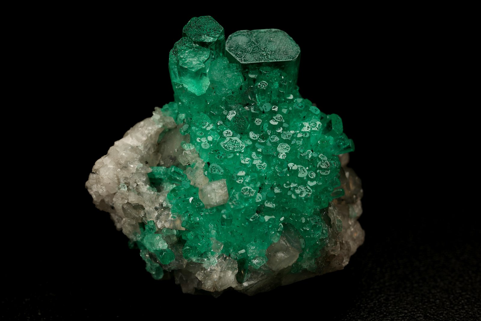 Beryl (variety emerald), Calcite
21x17x20mm, largest xl=18mm (H)
(Autor: Fiebre Verde)