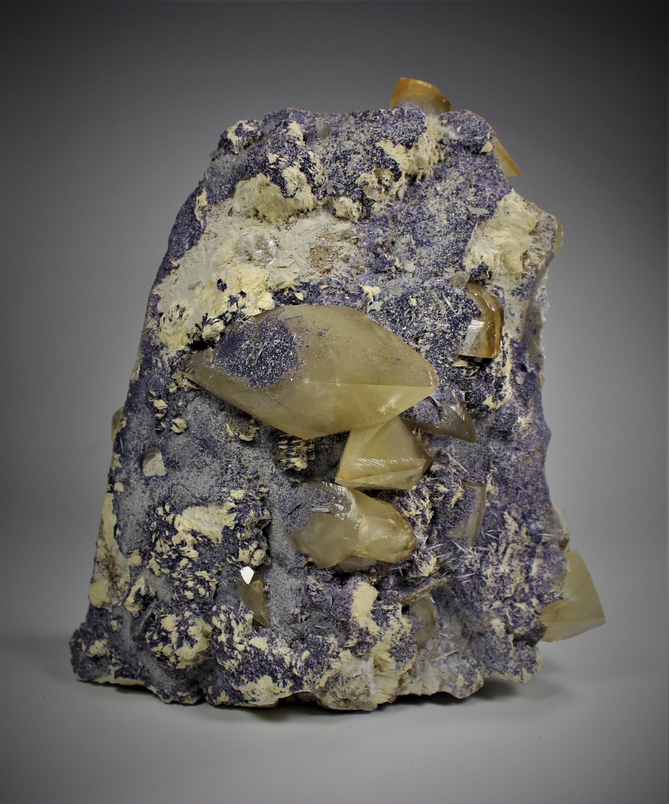 Calcite, Barite, Micro Fluorite
195 mm x 190 mm x 130 mm
(Autor: Don Lum)